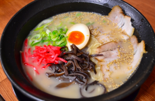 西島悠也|福岡の豚骨ラーメンの特徴